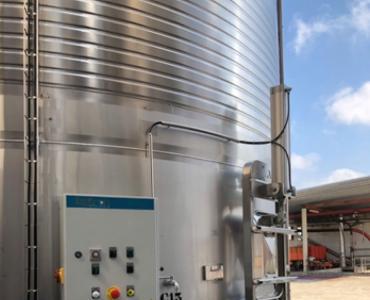 Controlo fermentação, remontagem e extração de massas vínicas.